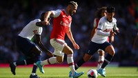 Bermain menyerang sejak awal, Arsenal kesulitan masuk ke kotak penalti Tottenham. Julian Finney/Getty Images.