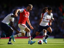 Bermain menyerang sejak awal, Arsenal kesulitan masuk ke kotak penalti Tottenham. Julian Finney/Getty Images.