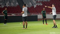 Bermain di kandang, pelatih asal Skotlandia itu meminta pemainnya tampil mati-matian.
