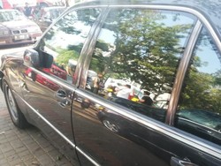 Siapa Mau? Ada Mobil Antipeluru Dijual Seharga Rp 135 Juta Nih!