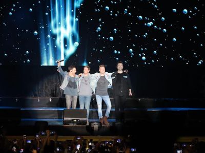 Aksi Westlife Ajak Penonton Naik Panggung yang Bikin Histeris