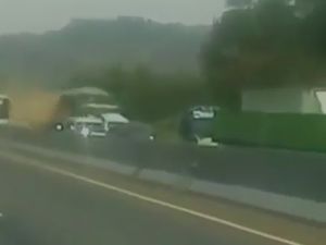 Ngeri! Begini Detik-detik Kecelakaan Beruntun di Tol Cipularang Ngeri! Begini Detik-detik Kecelakaan Beruntun di Tol Cipularang