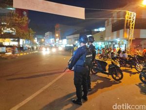 Jelang Malam, Brimob Masih Siaga di Kompleks Pertokoan Jayapura Jelang Malam, Brimob Masih Siaga di Kompleks Pertokoan Jayapura