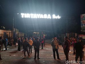 Video Rusuh Suporter di Kediri Usai Laga Persik Vs PSIM Video Rusuh Suporter di Kediri Usai Laga Persik Vs PSIM