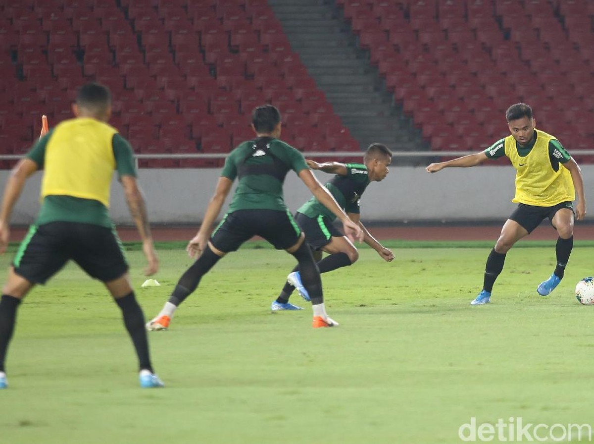 Saddil Ramdani (kanan) sedang berlatih bareng Timnas Indonesia (Agung Pambudhy/detikSport)