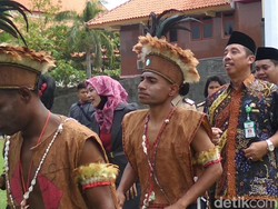 Momen Bupati dan Pejabat Pemkab Rembang Joget Bareng Warga dari Papua
