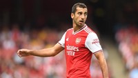 Di nomor 9 ada Henrikh Mkhitaryan yang dibeli dari Manchester United seharga 30,6 juta paun atau setara Rp 570 miliar di tahun 2018 (Michael Regan/Getty Images)