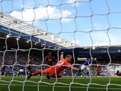 Jamie Vardy mencetak dua gol ke gawang Bournemouth yang membawa Leicester City menang 3-1. Salah satu golnya dicetak dengan cantik saat Vardy mencukil bola melewati atas kepala kiper lawan yang terlanjur meninggalkan gawangnya. Foto: Ross Kinnaird / Getty Images