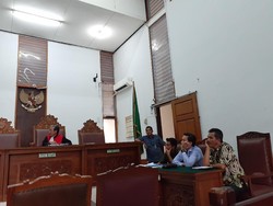 Sidang Gugatan Listrik Padam, Penggugat Bawa 4 Ekor Ikan Koi Mati