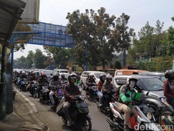 Groundbreaking Flyover Supratman, Jalan Jakarta Macet Parah
