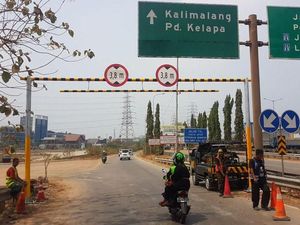 Dishub Kembali Pasang Portal Penghadang Truk di Exit Tol Kalimalang 2