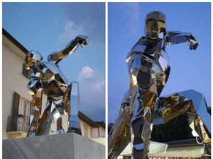 Patung Baja Penghormatan untuk Iron Man di Italia