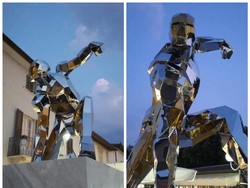 Patung Baja Penghormatan untuk Iron Man di Italia
