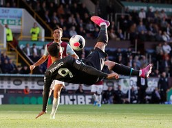 Roberto Firmino paling bersinar dalam kemenangan 3-0 atas Burnley. Striker Brasil itu mencetak satu gol plus satu assist untuk Liverpool. Foto: Phil Noble / Reuters
