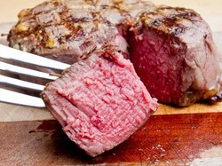 Bukan Darah, Ternyata Ini Sebenarnya Cairan Merah yang Keluar dari Beefsteak