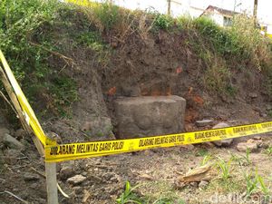Struktur Candi dan Arca Kepala Kala Ditemukan di Tengah Sawah Kota Blitar
