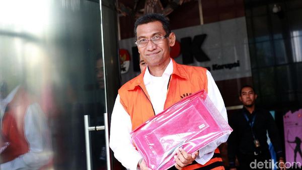 Senyum Bupati Nonaktif Kudus Usai Diperiksa KPK