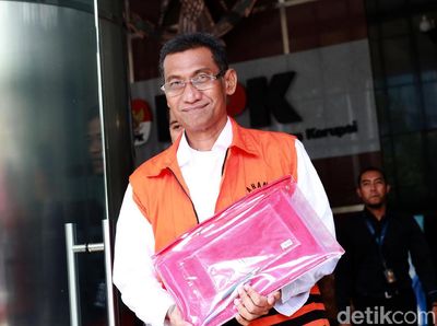 Senyum Bupati Nonaktif Kudus Usai Diperiksa KPK
