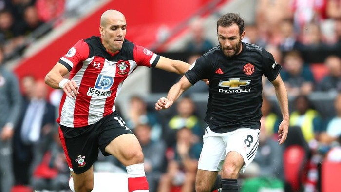 SOUTHAMPTON, ENGLAND - AUGUST 31: Juan Mata of Manchester United battles for possession with Oriol Romeu of Southampton during the Premier League match between Southampton FC and Manchester United at St Marys Stadium on August 31, 2019 in Southampton, United Kingdom. (Photo by Steve Bardens/Getty Images)