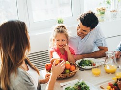 Terbukti Anak Juga Berperan Membuat Orang Tua Jadi Gemuk