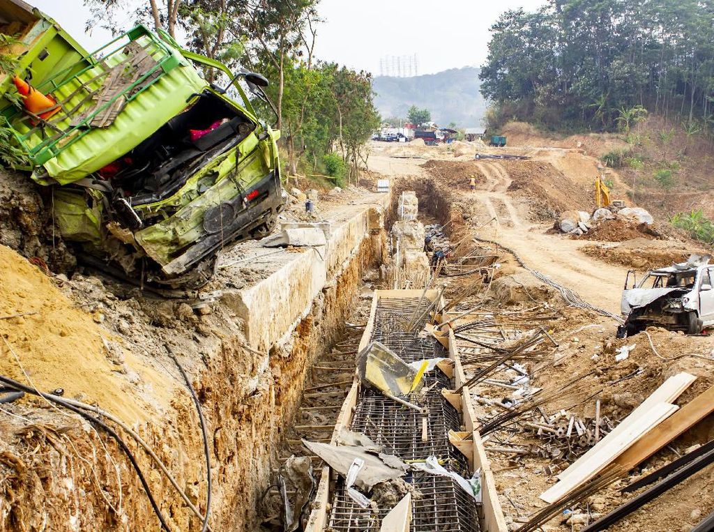 Sopir Truk yang Selamat di Cipularang: Teman Saya Remnya Blong Sopir Truk yang Selamat di Cipularang: Teman Saya Remnya Blong