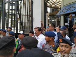 Massa Driver Gojek Terus Demo Sampai Sore, Ini Alasannya