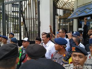 Massa Driver Gojek Terus Demo Sampai Sore, Ini Alasannya Massa Driver Gojek Terus Demo Sampai Sore, Ini Alasannya