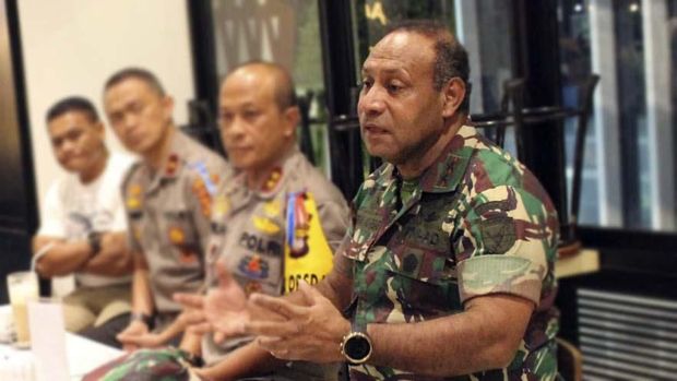 PENDEKATAN HUMANIS SELAMA TUGAS BKO Pangdam XII/Tanjungpura Mayjen TNI Herman Asaribab (kanan) bersama Kapolda Kalbar Irjen Pol Didi Haryono (kedua kanan), Wakapolda Kalbar Brigjen Pol Imam Sugianto (ketiga kanan) dan Dandim 1207/BS Pontianak Kolonel Arm Stefie Jantje (keempat kanan), memberikan pengarahan kepada para komandan batalyon Brimob Polda Kalbar sebelum upacara pelepasan 250 personil Bantuan Kendali Operasi (BKO) Brimob di Bandara Supadio, Kabupaten Kubu Raya, Kalimantan Barat, Kamis (29/8/2019) malam. Mayjen TNI Herman Asaribab yang merupakan putra daerah asli Papua itu mengimbau para personil Brimob untuk melakukan pendekatan humanis dan kekeluargaan kepada masyarakat Papua selama melakukan tugas BKO di wilayah tersebut. ANTARA FOTO/Jessica Helena Wuysang/ama.