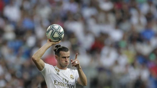 Real Madrid's Gareth Bale gestures during the Spanish La Liga soccer match between Real Madrid and Valladolid at the Santiago Bernabeu stadium in Madrid, Spain, Saturday, Aug. 24, 2019. (AP Photo/Paul White)