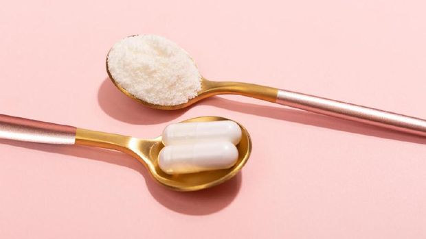 obat ilustrasi obat tablet pil kapsul A woman opens her mouth for lots of colorful pills on a spoon.