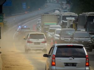 Macet di Tol Cikampek Arah Jakarta, Contraflow Sepanjang 14 Km Diberlakukan Macet di Tol Cikampek Arah Jakarta, Contraflow Sepanjang 14 Km Diberlakukan