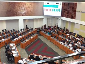 DPR dan Pemerintah Rapat Bahas Subsidi Elpiji 3 Kg