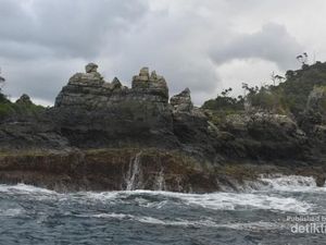 Mau Lihat Lumba-lumba? Pantai Kiluan Tempatnya