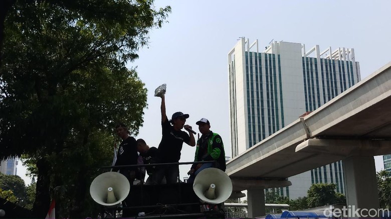Massa Driver Gojek Kumpulkan Koin, Minta Bos Taksi Malaysia Didatangkan ke RI