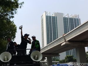 Massa Driver Gojek Kumpulkan Koin, Minta Bos Taksi Malaysia Didatangkan ke RI Massa Driver Gojek Kumpulkan Koin, Minta Bos Taksi Malaysia Didatangkan ke RI