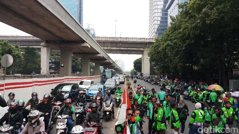 Demo Kedubes Malaysia, Driver Gojek Tuntut Bos Big Blue Taxi Minta Maaf