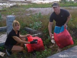 Viral, Dua Bule Bersihkan Pantai di NTB dari Sampah