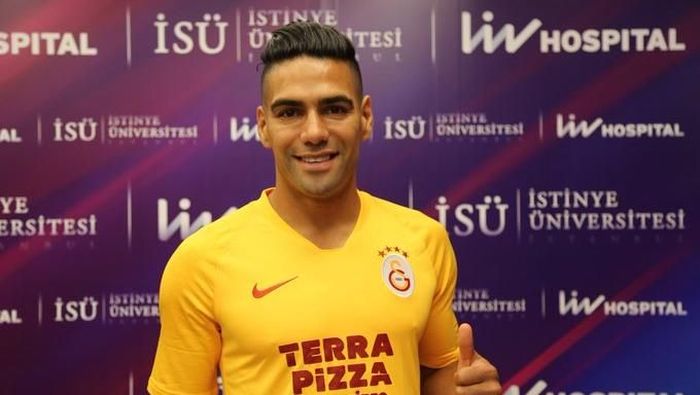 Radamel Falcao dikontrak Galatasaray tiga musim. (Foto: Twitter @GalatasaraySK)