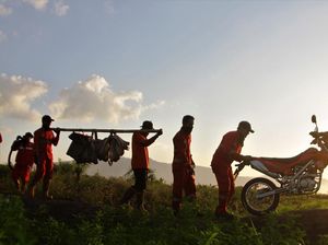 Begini Perjuangan Memadamkan Titik Api di Kolaka Timur