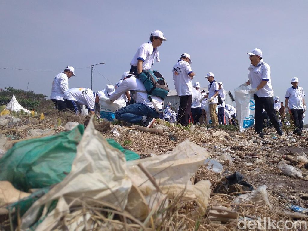 Selamatkan Laut, Indonesia-Korea Gelar Aksi Sapu Bersih Pantai Selamatkan Laut, Indonesia-Korea Gelar Aksi Sapu Bersih Pantai