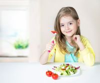 Ilustrasi anak makan buah dan sayur
