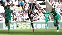 Bek kiri Newcastle United Fabian Schar mencetak gol balasan saat mengimbangi Watford 1-1. Gol Schar membawa Newcastle menyelamatkan wajah The Toons Army. Foto: Ian MacNicol / Getty Images