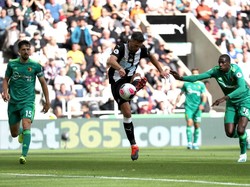 Bek kiri Newcastle United Fabian Schar mencetak gol balasan saat mengimbangi Watford 1-1. Gol Schar membawa Newcastle menyelamatkan wajah The Toons Army. Foto: Ian MacNicol / Getty Images