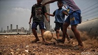 Anak-anak tampak bermain bola di area pembangunan Jakarta Internasional Stadium (JIS).