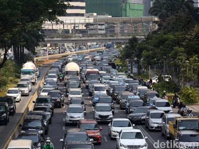 Antrean Panjang Kendaraan Masih Terlihat di Jalan Sudirman