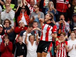Jannick Vestergaard memaksimalkan postur tubuhnya yang hampir setinggi 2 meter. Bek Southampton itu mengalahkan duel melawan Victor Lindelof untuk melakukan tandukan yang membawa Southampton meraih hasil seri 1-1 melawan Manchester United. Foto: John Sibley / Reuters
