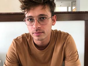 Astaga, DJ Flume Tampilkan Adegan Seks di Atas Panggung Astaga, DJ Flume Tampilkan Adegan Seks di Atas Panggung