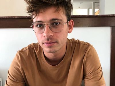 Astaga, DJ Flume Tampilkan Adegan Seks di Atas Panggung