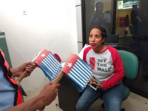 Oknum Partai Tepergok Selundupkan Ribuan Bendera Bintang Kejora