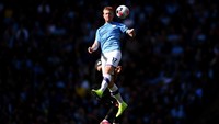 Kevin de Bruyne perlahan kembali ke bentuk terbaiknya. Gelandang Belgia mencetak gol pertama City yang menciptakan momentum positif plus mengemas satu assist lain saat timnya menggasak Brighton 4-0. Foto: Laurence Griffiths / Getty Images